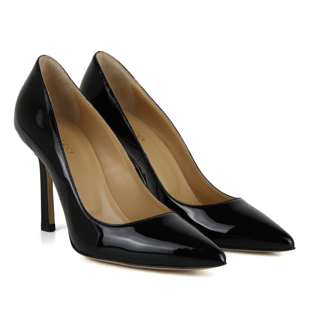 Décolleté in black patent leather