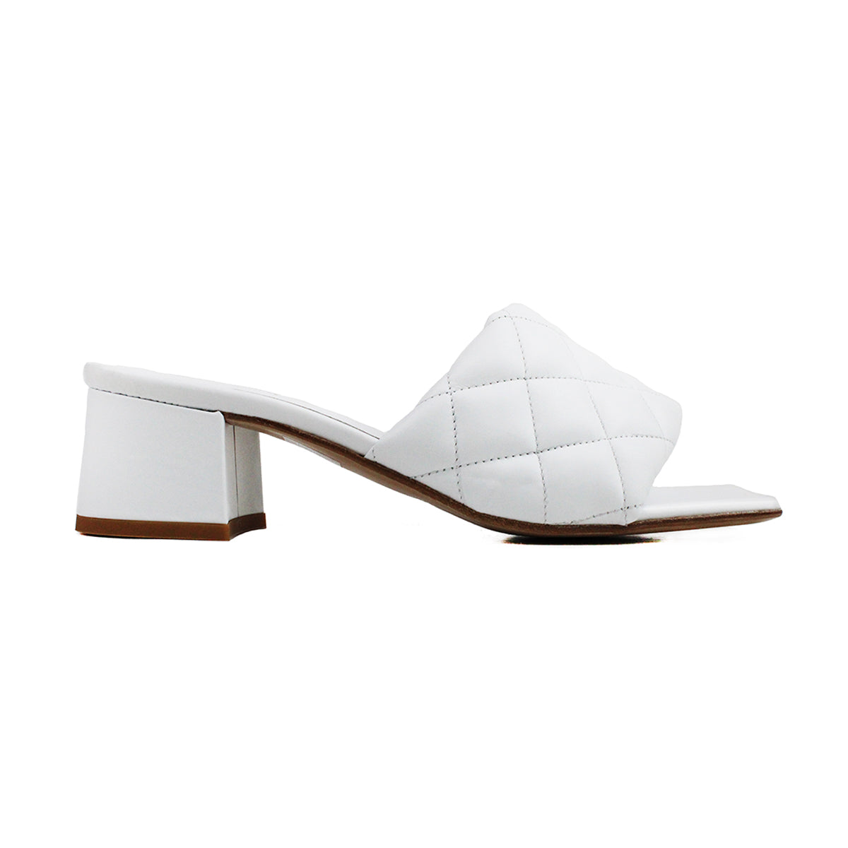 Sandal in white quilted leather